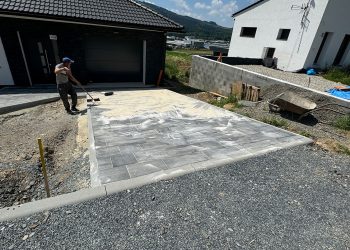 Zpevněné plochy u RD Bobrky