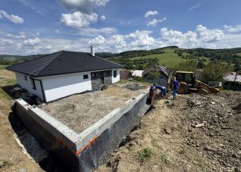 Zpevněné plochy a zídka u RD Liptál